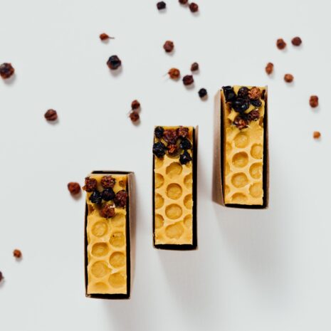 Bracia-Mydlarze_Kurpiowska_jarzebina_naturalne_mydlo_w_kostce_110_g_3.jpg Bracia-Mydlarze_Kurpiowska_jarzebina_naturalne_mydlo_w_kostce_110_g_3.jpg