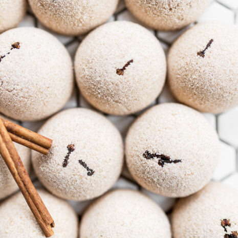 Ministerstwo_Dobrego_Mydla_cynamon_polkula_kapielowa_50g_1-1.jpg Ministerstwo_Dobrego_Mydla_cynamon_polkula_kapielowa_50g_1-1.jpg