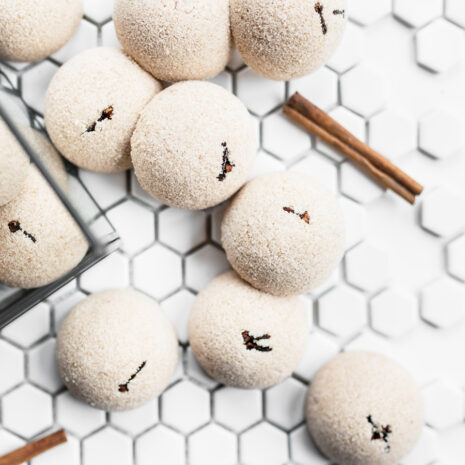 Ministerstwo_Dobrego_Mydla_cynamon_polkula_kapielowa_50g_4.jpg Ministerstwo_Dobrego_Mydla_cynamon_polkula_kapielowa_50g_4.jpg