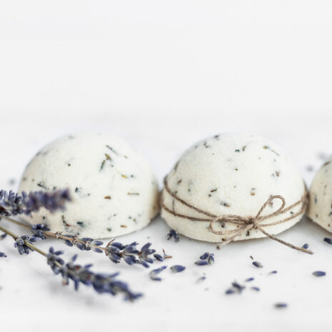 Ministerstwo_Dobrego_Mydla_lawenda_polkula_kapielowa_50g_1-2.jpg Ministerstwo_Dobrego_Mydla_lawenda_polkula_kapielowa_50g_1-2.jpg